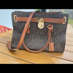 Michael Kors Hamilton East West Signature MK logo